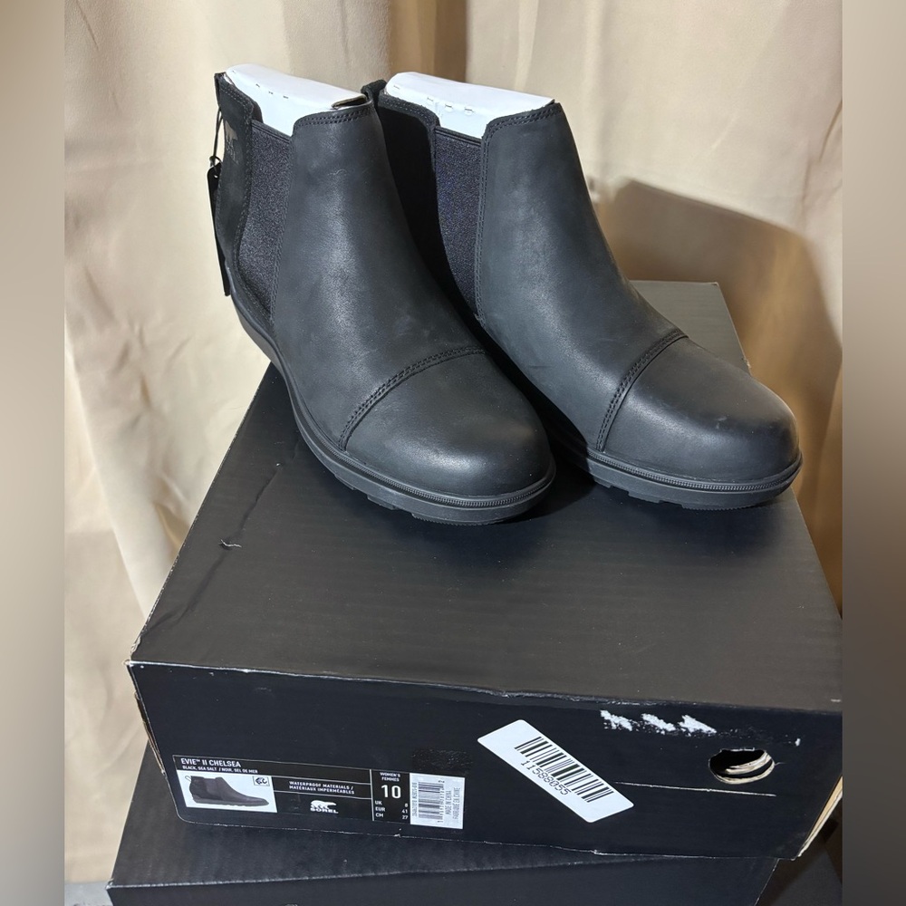 NWT Sorel Evie II Chelsea Boots